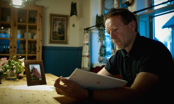 Kongsberg 20101003: Terje Olav Fjeldheim blar i dagboka som hans kreftsyke søster Elsemarit Fjeldheim skrev mens hun fulgte teroriene til eks-legen Ryke Geerd Hamer. Foto : Bjørn Langsem/DAGBLADET.